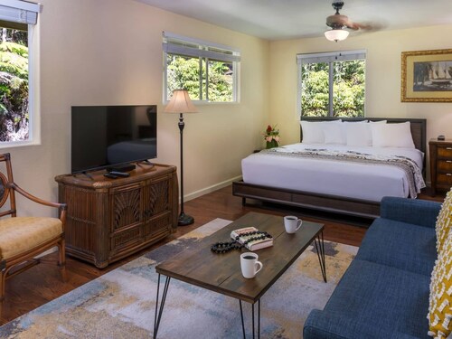 Private Updated Studio Close to Volcanoes National Park