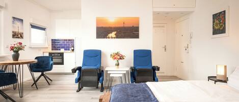 1 soveværelse, pengeskab på værelset, skrivebord, strygejern/strygebræt