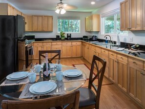 Fridge, microwave, oven, coffee/tea maker - Updated Bungalow close to Volcanoes National Park (Volcano)