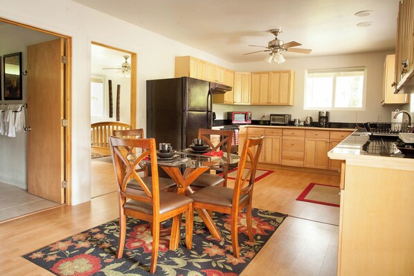 ثلاجة، ميكروويف، فرن، ماكينة لصنع القهوة/الشاي