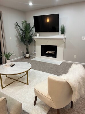 Smart TV, fireplace