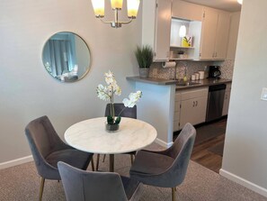 Dining - Charming 2-bedroom condo with AC, WiFi in amazing Sonoma (Sonoma)