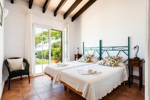 4 bedrooms, iron/ironing board, free WiFi, bed sheets