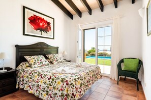 4 chambres, coffres-forts dans les chambres, fer et planche à repasser