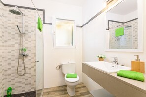 Shower, towels - Villa Mar Azul by Escape Home (Arenal d´en Castell)