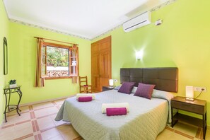 3 bedrooms, in-room safe, iron/ironing board, free WiFi