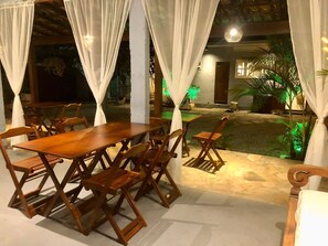 Fassade der Unterkunft – Abend/Nacht