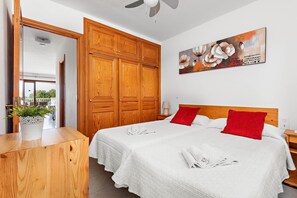 4 chambres, coffres-forts dans les chambres, fer et planche à repasser