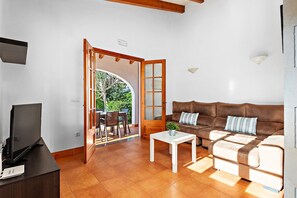 TV - Villa Thea by Escape Home (Cala Blanca)