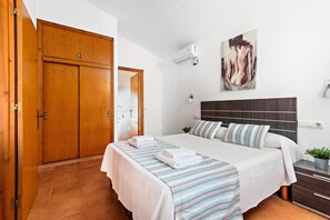 3 bedrooms, in-room safe, iron/ironing board, free WiFi - Villa Thea by Escape Home (Cala Blanca)