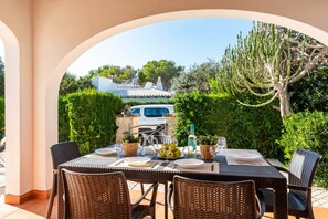 Outdoor dining - Villa Thea by Escape Home (Cala Blanca)