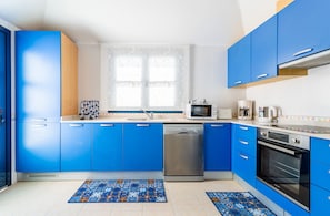 Kühlschrank, Mikrowelle, Ofen, Geschirrspüler