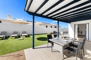 Outdoor dining - Villa Dream Room by Escape Home (Playa Blanca)