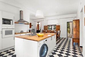 Kjøleskap, mikrobølgeovn, ovn og oppvaskmaskin