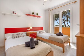3 bedrooms, in-room safe, iron/ironing board, free WiFi