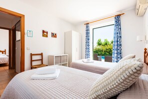 4 bedrooms, in-room safe, iron/ironing board, free WiFi
