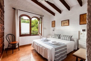 5 quartos, cofres nos quartos, ferros/tábuas de passar roupa