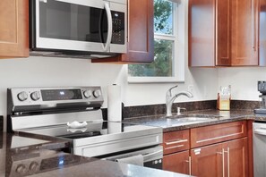 Geladeira, micro-ondas, fogão, cooktop