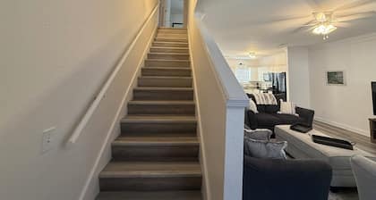 More Cowbell-Minutes to MSU, 4 BR/4.5 BA Newly Renovated, King Bed, Pet Friendly