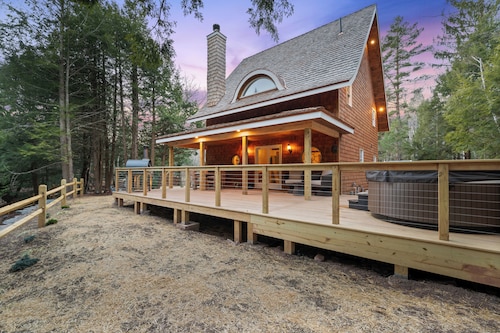 Creekside Couple's Retreat w Hot Tub, Sauna and Game Room, 2 minutes from lake