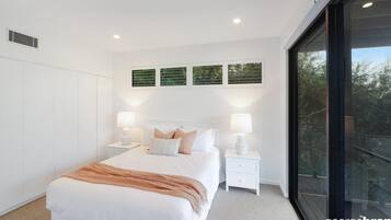 4 bedrooms, iron/ironing board, internet, bed sheets