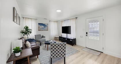 Dapper 2-Bedroom Abode: Chic & Cozy