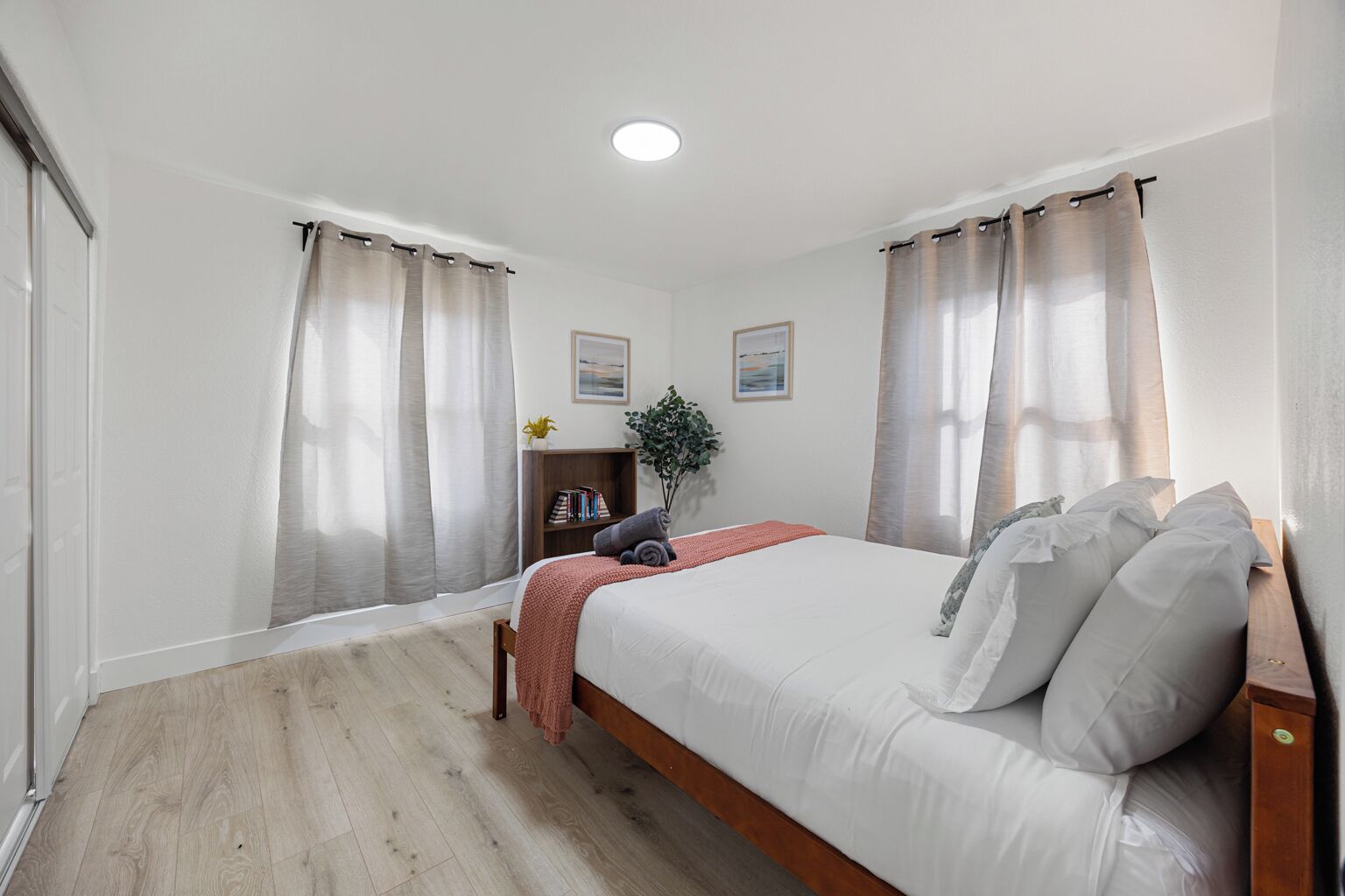 2 bedrooms, iron/ironing board, WiFi