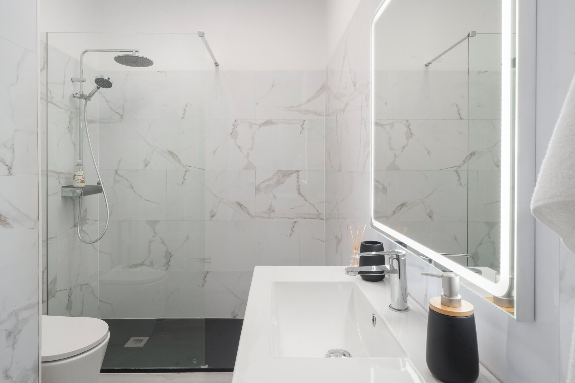 Dusche, Haartrockner, Handtücher