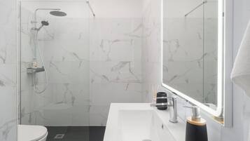 Dusche, Haartrockner, Handtücher