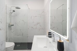 Douche, sèche-cheveux, serviettes fournies