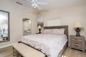 4 bedrooms, iron/ironing board, travel cot, free WiFi - Palm Springs Poolside Oasis near Downtown (Palm Springs)