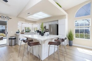 冷蔵庫、電子レンジ、オーブン、コンロ