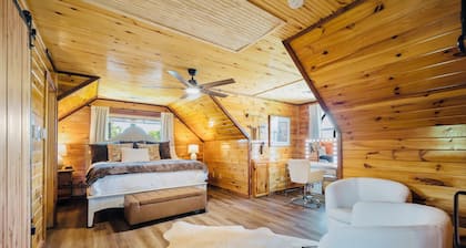 Dreamcatcher elite cabins and events 3BDR 2bth retreat in Saint jo TX