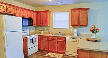 Charming 2-bedroom townhome with AC, WiFi in nice Elizabethtown