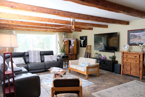 Smart-TV, Kamin, Bücher