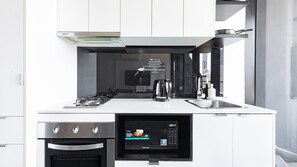 Réfrigérateur, micro-ondes, four, plaque de cuisson