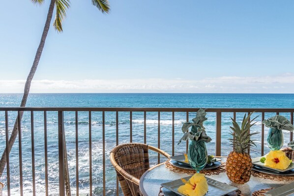 Outdoor dining - Spectacular Ocean View on the Big Island with AC and Elevator access (Kailua-Kona)