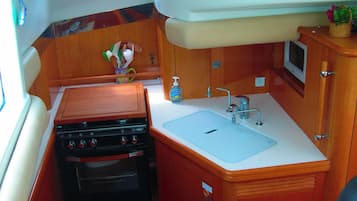 Frigorífico, horno, placa de cocina y cafetera o tetera