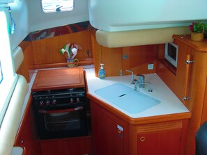 Fridge, oven, stovetop, coffee/tea maker