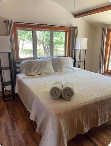 Cozy Rattlesnake Creekside Cabin Retreat 