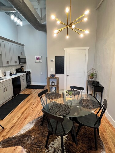 Chic Luxury Apartment in The Heart of Brunswick's Charming Historic Village   