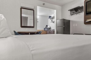 Tabla de planchar con plancha, wifi gratis y ropa de cama