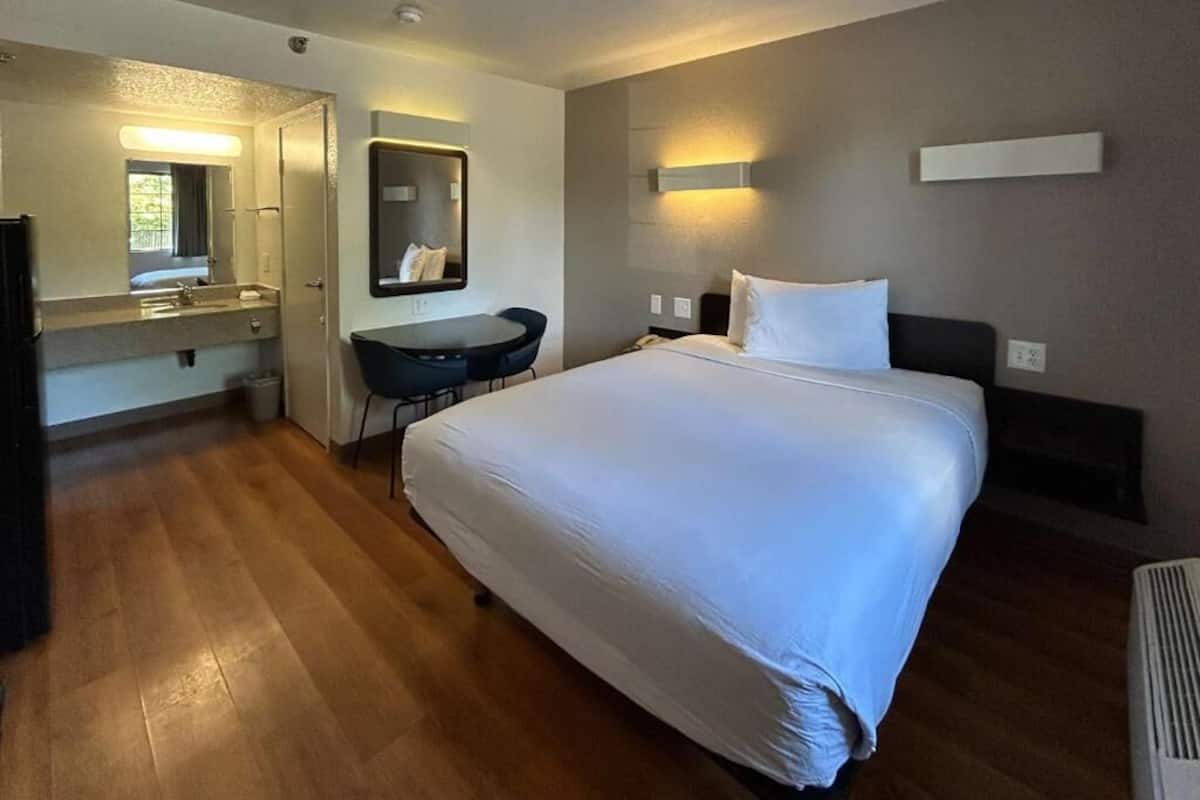 Iron/ironing board, free WiFi, bed sheets