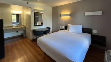 Iron/ironing board, free WiFi, bed sheets