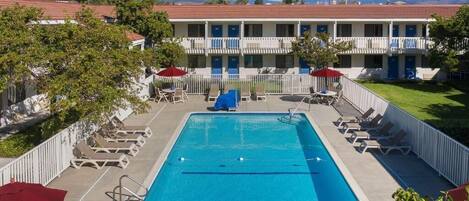 Ulkouima-allas avoinna 9.00–21.00, aurinkovarjoja