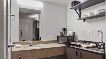 Kjøleskap, mikrobølgeovn, kokeplater og kaffetrakter/tekoker