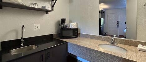 Frigorifero con congelatore, microonde, piano cottura