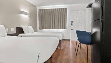 Tabla de planchar con plancha, wifi gratis y ropa de cama