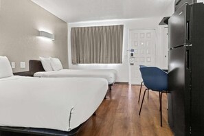 Tabla de planchar con plancha, wifi gratis y ropa de cama