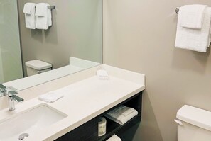 Serviettes fournies, savon, shampoing, papier toilette